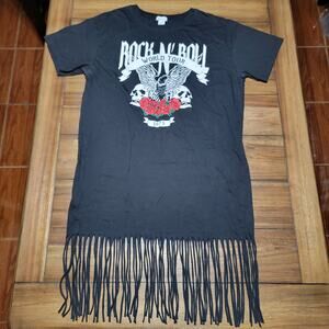 Rue21 Black Tee w/ Hem Fringe "R&R World Tour 1975" - Size Medium